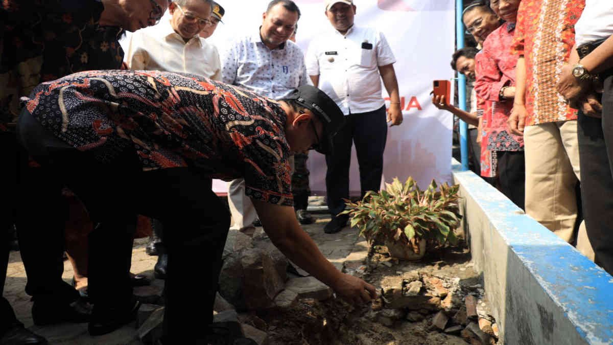 Pj Gani Muhamad meletakkan batu pertama pembangunan Gedung Gereja Kristen Pasundan Jemaat Seroja di Jalan Tomat Nomor 5a RT/RW 001/005 Harapan Jaya, Bekasi Utara Jumat 30 Agustus 2024.