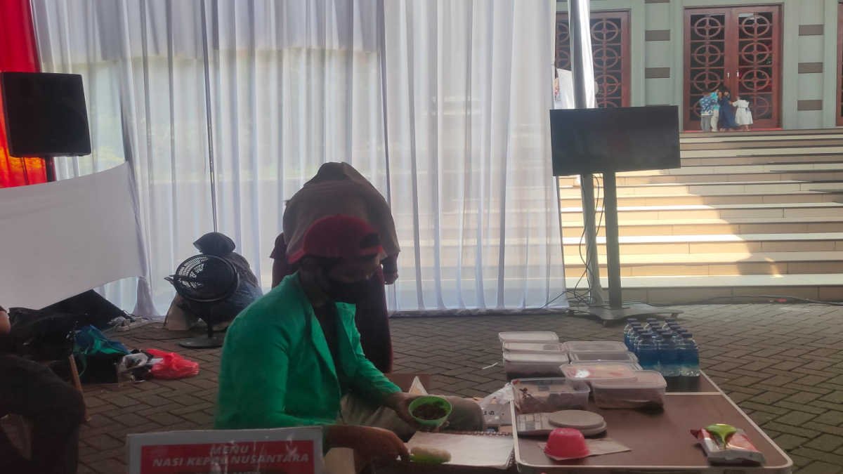 Orang tua mahasiswa Institue STIAMI Kota Bekasi hanya bisa mendengar suasana riuh dari dalam gedung saat menghadiri acara wisuda anaknya di Gedung Balai Samudera, Kelapa Gading, Jakarta Utara, Kamis, 22 Oktober 2024.