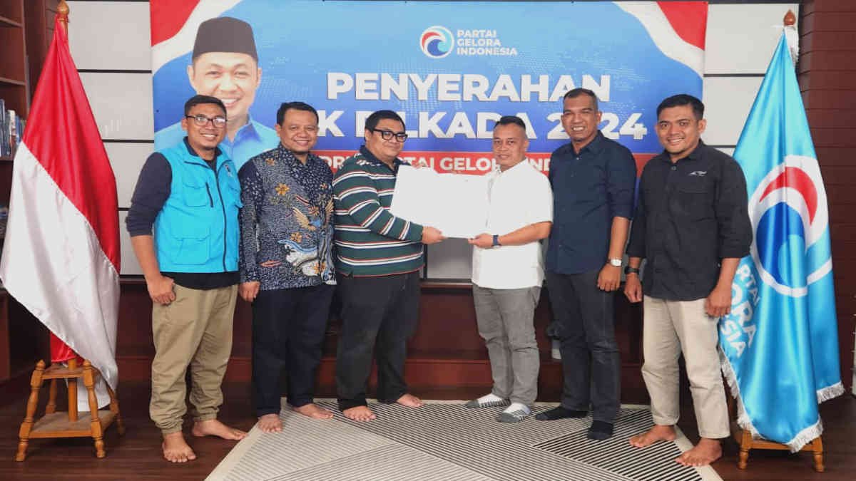 Pasangan Calon Bupati dan Wakil Bupati Lingga Nizar-Novrizal saat menerima rekomendasi dukungan dari Partai Gelora di kantor DPP Jakarta Selatan, pada Sabtu 24 Agustus 2024