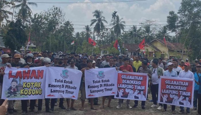 Tolak Kotak Kosong, Ratusan Massa Geruduk Kantor PDIP Lampung Timur