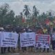 Ratusan Kader partai DPC PDI Perjuangan bersama warga gelar aksi untuk selamatkan demokrasi dari kotak kosong di Kabupaten Lampung Timur, 27 Agustus 2024.