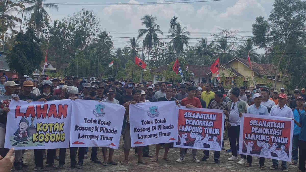Ratusan Kader partai DPC PDI Perjuangan bersama warga gelar aksi untuk selamatkan demokrasi dari kotak kosong di Kabupaten Lampung Timur, 27 Agustus 2024.