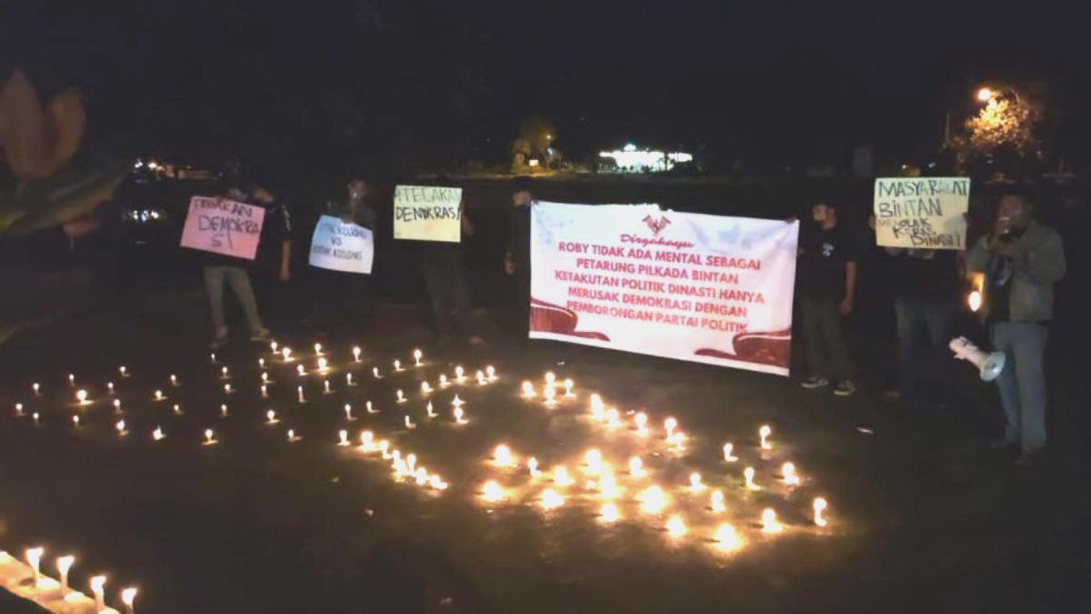 Aksi Seribu Liling terangi Taman Kota di Kijang, Kecamatan Bintan Timur, Kabupaten Bintan, Kepulauan Riau mengajak warga untuk menerangi pilkada 2024 tanpa kolom atau kotak kosong, Jumat (30/8/2024) malam