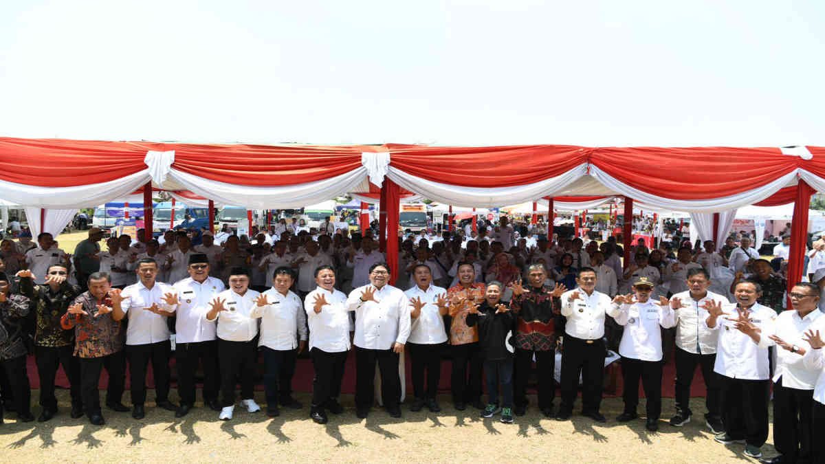 Sekda Jabar Herman Suryatman saat Deklarasi Desa Ramah Pelayanan Publik dan Festival Pelayanan Publik di Lapangan Anker, Karawang Timur, Kabupaten Karawang, Rabu (18/9/2024).