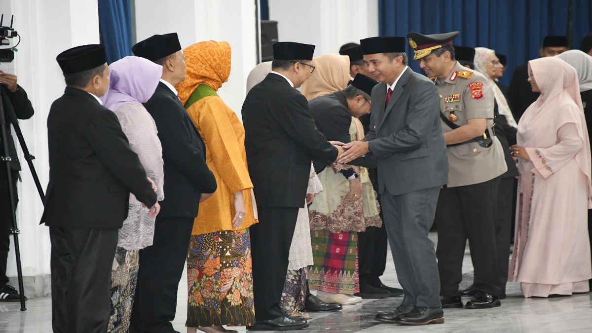 Penjabat Gubernur Jawa Barat Bey Machmudin melantik Pejabat Sementara (Pjs.) Bupati Indramayu, Pjs. Bupati Karawang, Pjs. Bupati Bandung, Pjs. Bupati Pangandaran, dan Pjs. Bupati Tasikmalaya di Aula Barat Gedung Sate, Kota Bandung, Selasa (24/9/2024).(Foto: Biro Adpim Jabar)