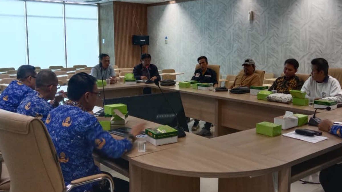 Ketua AWPI DPC Kota Bekasi Jerry saat bertemu dengan pihak Pemko Bekasi mempertanyakan terkait pengembalian honorium yang dibayarkan ke personil yang tidak terlibat dalam pengadaan lahan,