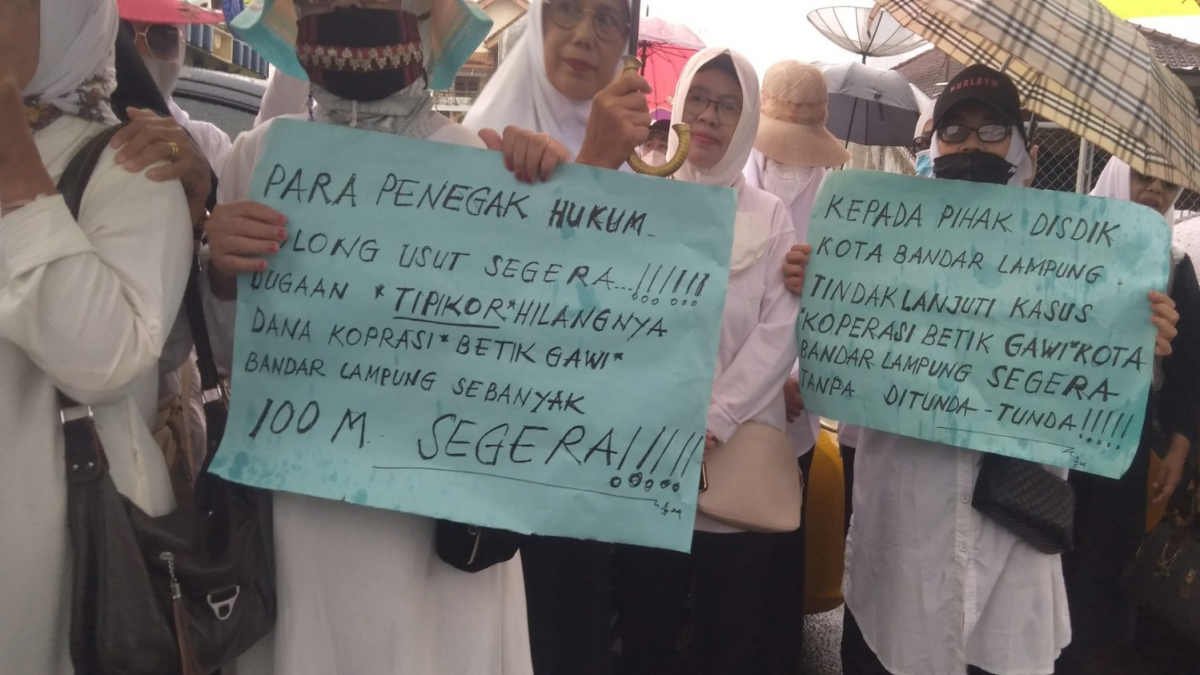 Ratusan mantan guru di Kota Bandar Lampung menggelar aksi demo di depan Kantor Dinas Pendidikan dan Kebudayaan (Disdikbud) di Jalan Amir Hamzah, Gotong Royong, 9 September 2024- foto ist