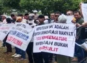 Massa yang tergabung dalam Masyarakat Lampung Timur Bersatu (MLTB) dan Masyarakat Lampung Timur Peduli Demokarasi menggeruduk Sekretariat Badan Pengawas Pemilu (Bawaslu) setempat di Sukadana, Senin 9 September 2024.
