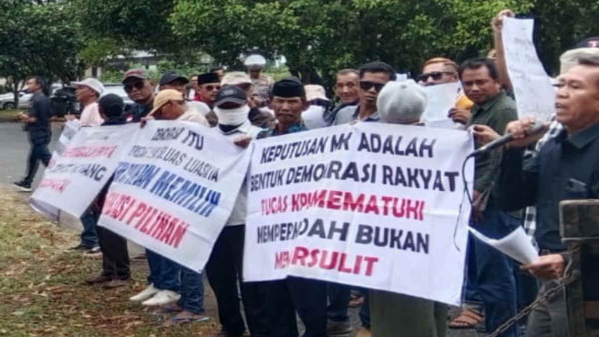 Massa yang tergabung dalam Masyarakat Lampung Timur Bersatu (MLTB) dan Masyarakat Lampung Timur Peduli Demokarasi menggeruduk Sekretariat Badan Pengawas Pemilu (Bawaslu) setempat di Sukadana, Senin 9 September 2024.