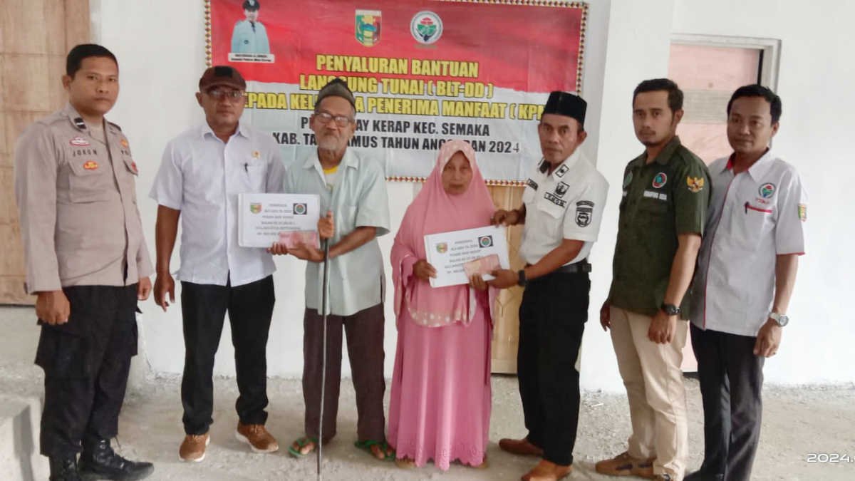 Kepala Pekon (desa) Waykerap, M. Zurani A. Lumbu serahkan BLT-DD kepada KPM di Balai Pekon setempat, pada Rabu 11 September 2024