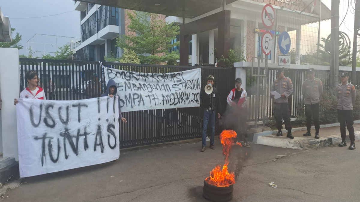 BMB kembali gelar aksi mendesak Kejari Kota Bekasi membongkar kasus korupsi dalam Pengadaan Pembangunan Stasiun pompa Air oleh Dinas BMSDA tahun anggaran 2022, aksi didepan gerbang Kejari Kota Bekasi, Kamis 26 September 2024.