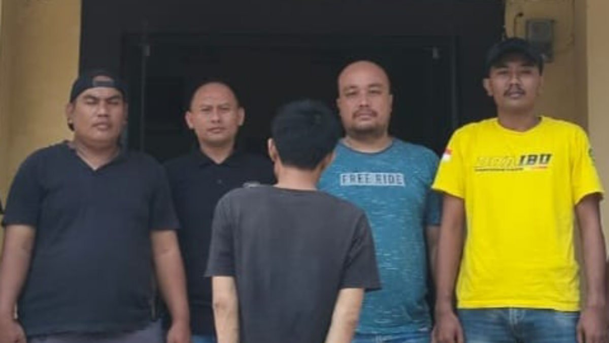 RS (32) warga Pekon Sinar Saudara pelaku pembobolan jendela rumah warga Tanjung Agung saat digelandang Polisi Polsek Kotaagung, Minggu 1 September 2024.