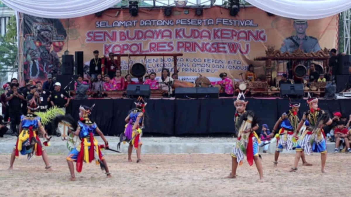 Foto: Peserta festival kuda kepang Kapolres Pringsewu sedang unjuk kebolehan di lapangan Mapolres Pringsewu, Sabtu 14 September 2024