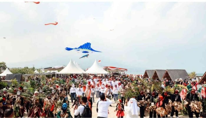 Keseruan Festival Layang-layang di Kalianda Beach, Peserta Tembus 1.419