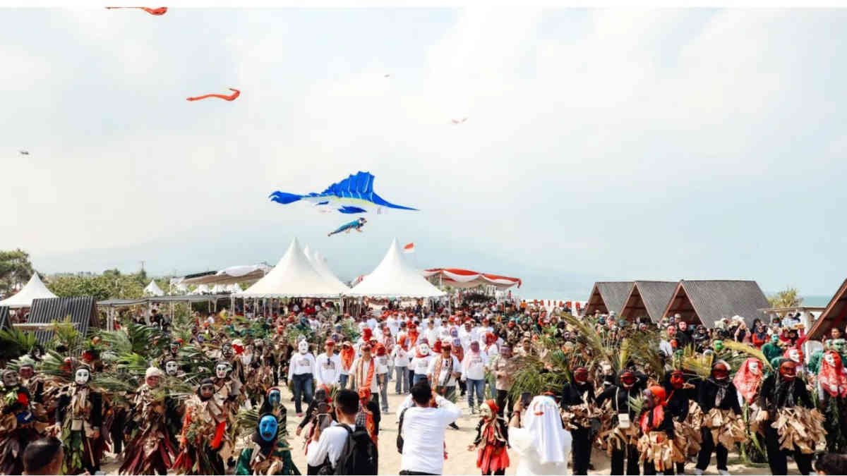 Pantai Kalianda Beach dipadati ribuan pengunjung untuk menyaksikan Festival Layang-Layang, pada Sabtu 7 September 2024