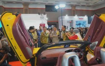 GIIAS 2024, selain mobil dan motor berbasis bahan bakar fosil, ada juga mobil dan motor berbasis listrik, suku cadang, helm, maupun merchandise.