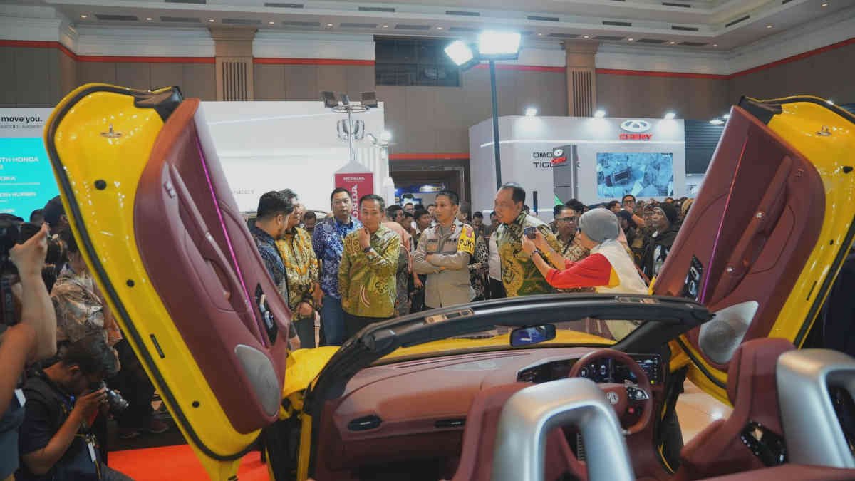 GIIAS 2024, selain mobil dan motor berbasis bahan bakar fosil, ada juga mobil dan motor berbasis listrik, suku cadang, helm, maupun merchandise.