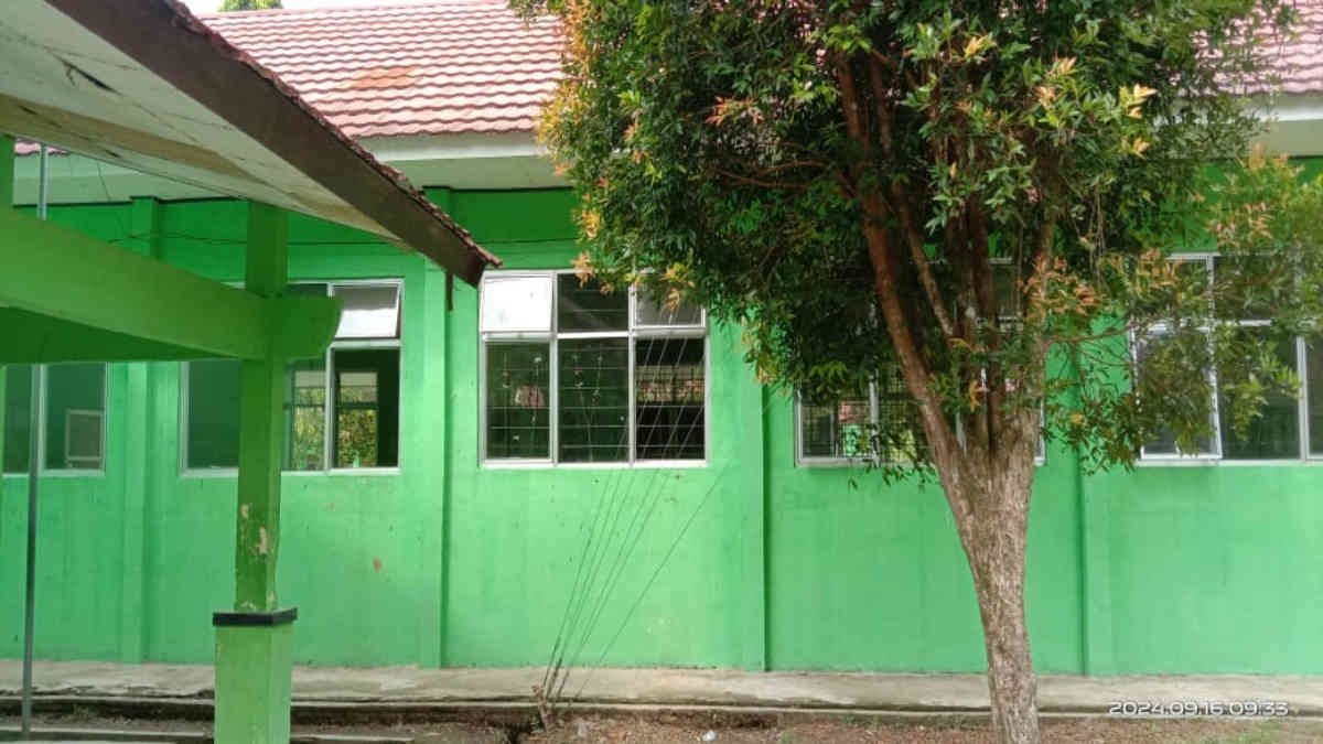 Kondisi Gedung SMPN 2 Semaka Tanggamus plafon banyak bocor, dan kaca bolong karena pecah seolah tak terurus Senin 16 September 2024 - Foto Ruslan