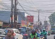 Kemacetan parah di Jalan Wibawa Mukti arah bundaran Komsen Jatiasih Kota Bekasi, pada Selasa 10 September 2024