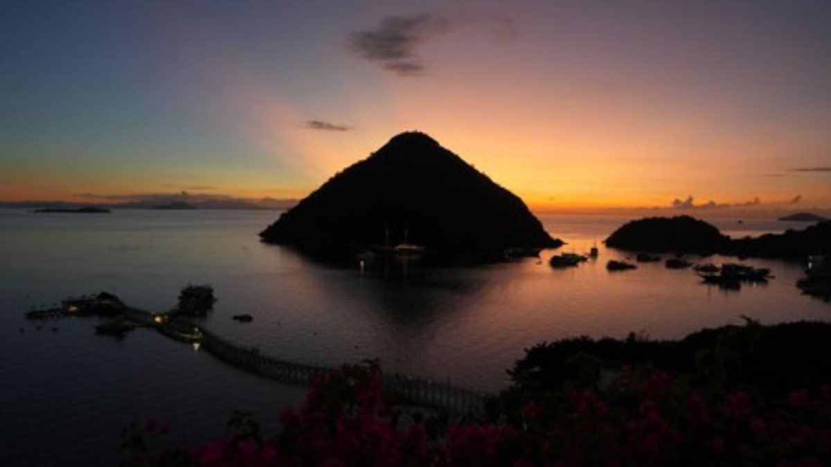 Foto: Ilustrasi - Matahari terbenam di Labuan Bajo, Manggarai Barat, Indonesia, pada Sabtu, 29 April 2023. Indonesia dijadwalkan melaporkan produk domestik bruto kuartal pertama pada 5 Mei. (Bloomberg via Getty Images/Bloomberg)