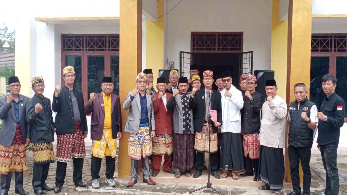 MPAL Kabupaten Lampung Timur bersama Tokoh Adat, Agama, Masyarakat, pemuda dan Ulama Nahdiyin, Pengasuh Pondok Pesantren, Organisasi Masa (ORMAS) LSM, membacakan Petisi di sekretariat kompleks Pemda, 9 September 2024