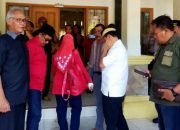 Paslon Bakal Calon Dawam-Ketut Erawan didampingi tim kuasa hukum masuk ke Kantor Bawaslu Lampung Timur yang diterima langsung oleh Ketua Bawaslu Lely Khoiriyah, Jumat 6 September 2024.