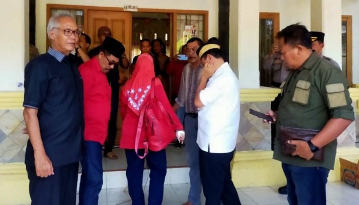 Buntut Penolakan Pendaftaran Paslon Dawam-Ketut, Ratusan Massa Geruduk Kantor Bawaslu Lampung Timur