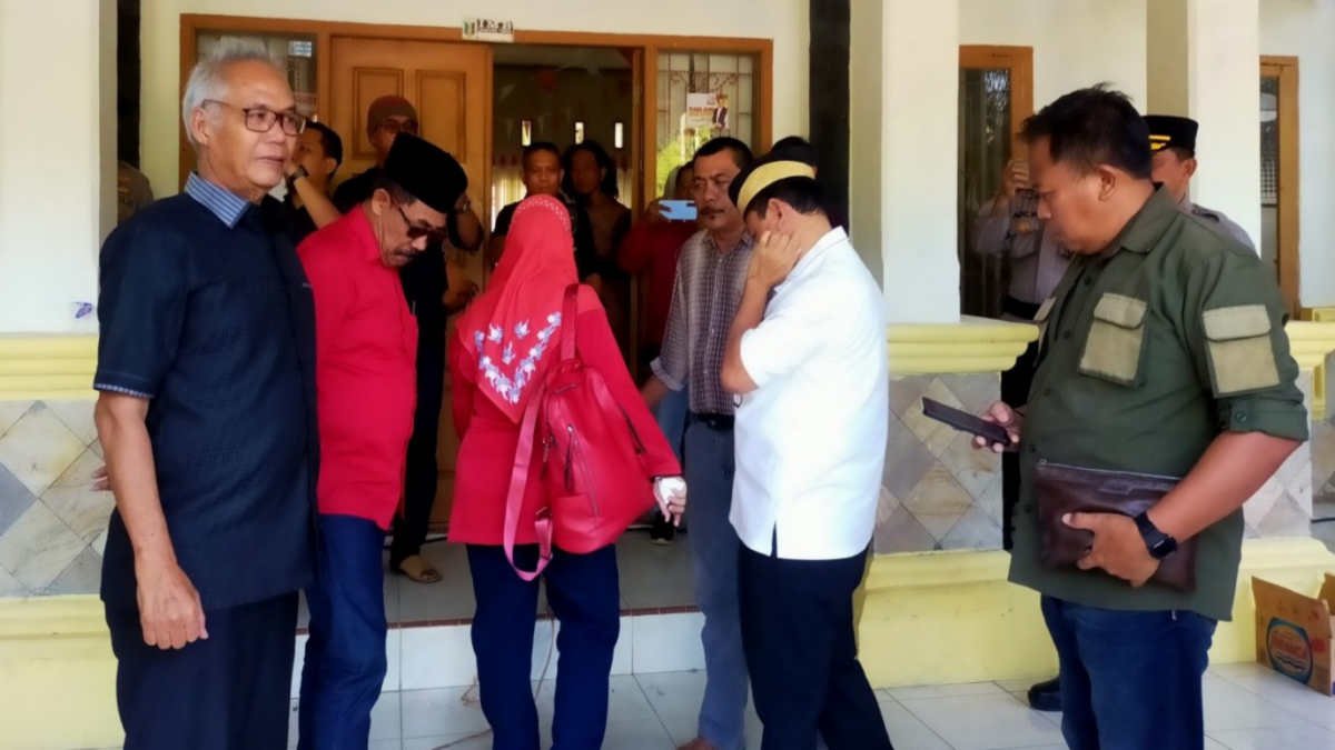 Paslon Bakal Calon Dawam-Ketut Erawan didampingi tim kuasa hukum masuk ke Kantor Bawaslu Lampung Timur yang diterima langsung oleh Ketua Bawaslu Lely Khoiriyah, Jumat 6 September 2024.