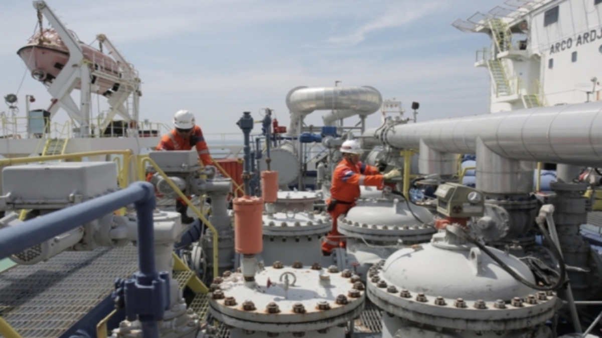 Keterangan Foto: Pekerja migas PHE ONWJ melakukan pengecekan fasilitas produksi Floating Storage Offloading (FSO)