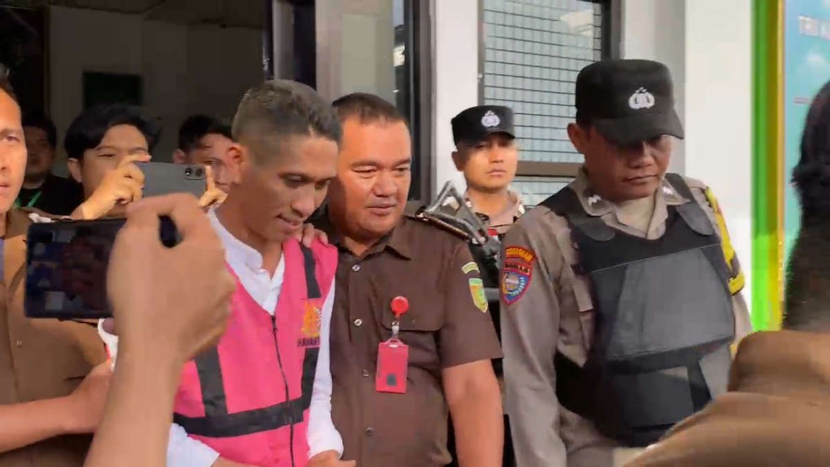 FY Pj Kakon Tanjung Sari, Bulok, Tanggamus, terlihat tersenyum, saat digiring ke mobil tahanan untuk dijebloskan ke Penjara terkait korupsi dana desa Rp500 juta, Rabu 18 September 2024