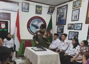 Ketua Umum PKN Dikaios Kaleb M Sirait menunjukkan papan catur menanggapi klaim calon Gubenur Jakarta Pongrekun yang mengklaim sebagai kuda hitam, Kamis 26 September 2024