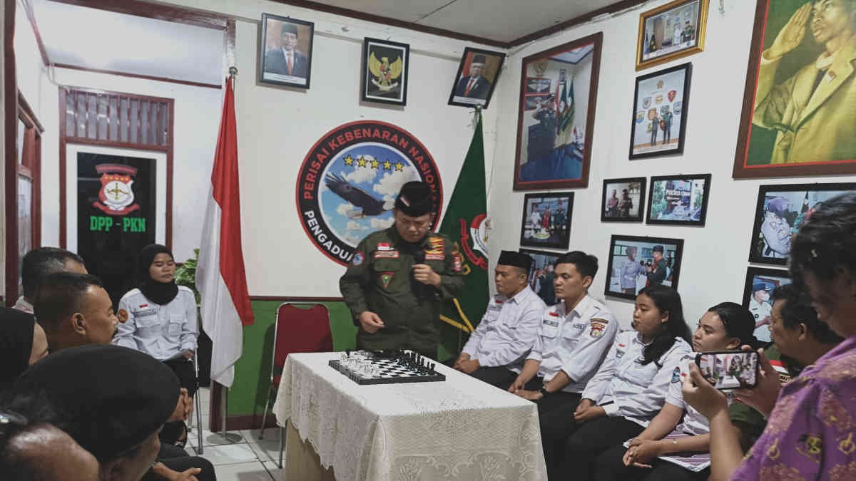 Ketua Umum PKN Dikaios Kaleb M Sirait menunjukkan papan catur menanggapi klaim calon Gubenur Jakarta Pongrekun yang mengklaim sebagai kuda hitam, Kamis 26 September 2024