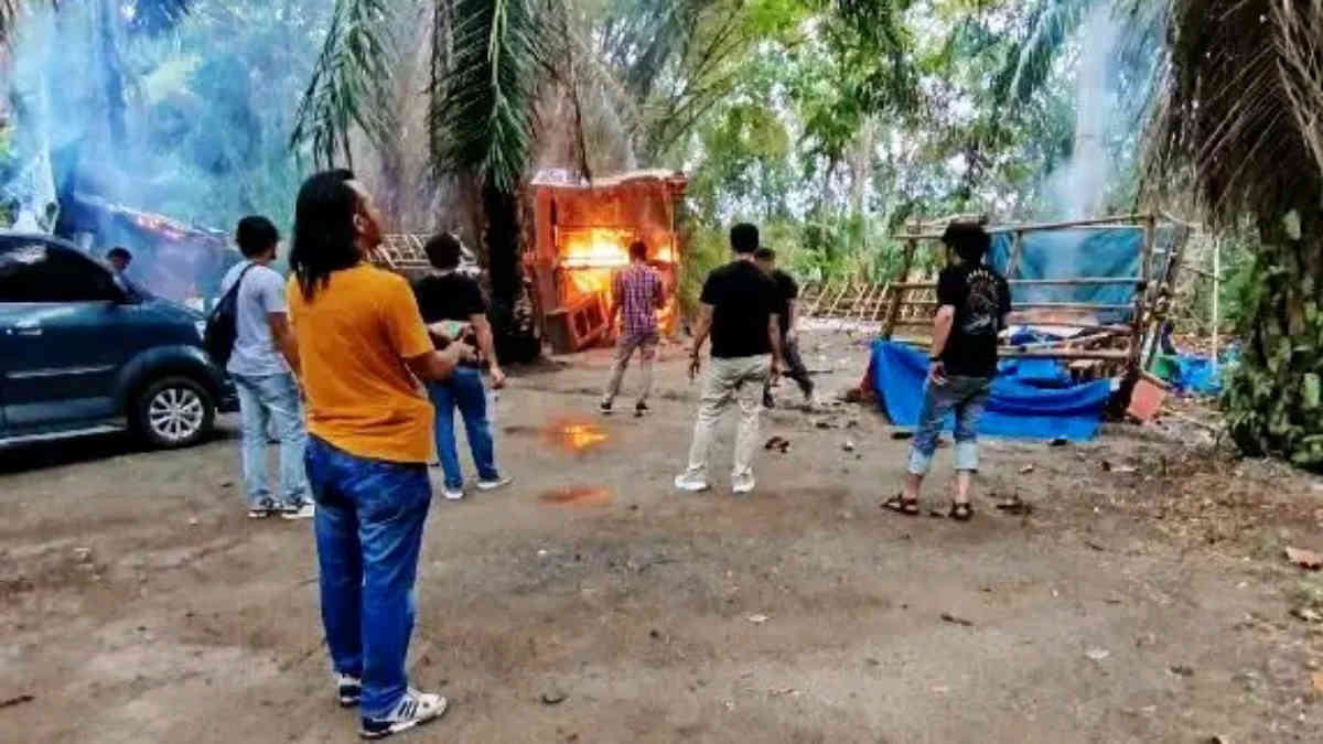 Puluhan anggota dari Satuan Reserse Narkoba Polres Lampung Tengah, Polda Lampung membongkar sekaligus membakar gubuk terletak di tengah perkebunan sawit yang diduga sebagai markas peredaran Narkoba, pada Selasa sore 10 September 2024