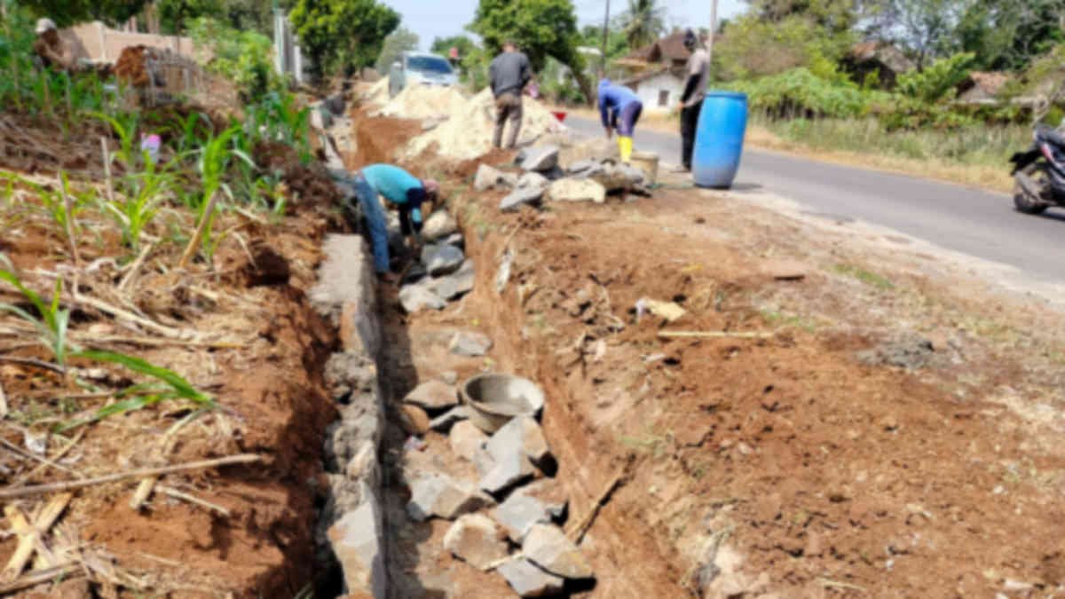 Proyek pembangunan talud di dua Desa di Sekampung Udik, Kabupaten Lampung Timur menuai sorotan disebut proyek 'Hantu' alias siluman karena tidak tertera papan informasi. Jumat 6 September 2024 - foto Jali
