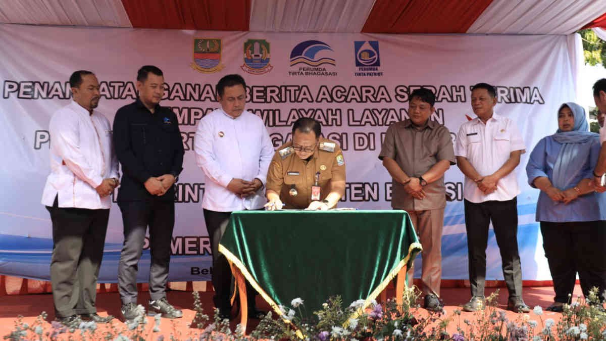 Foto: Penandatanganan Berita Acara serah terima empat Acara berlangsung di Kantor Perumda Tirta Patriot jalan Perjuangan Dalam No. 99, Marga Mulya Kecamatan Bekasi Utara Kota Bekasi. (30/9)