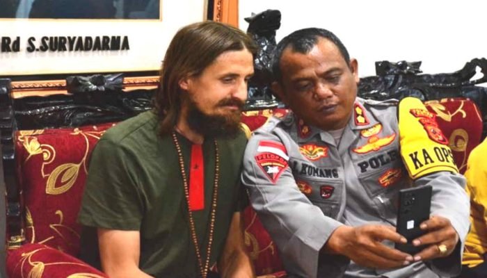 Akhirnya KKB Bebaskan Pilot Susi Air Philip Mehrtens