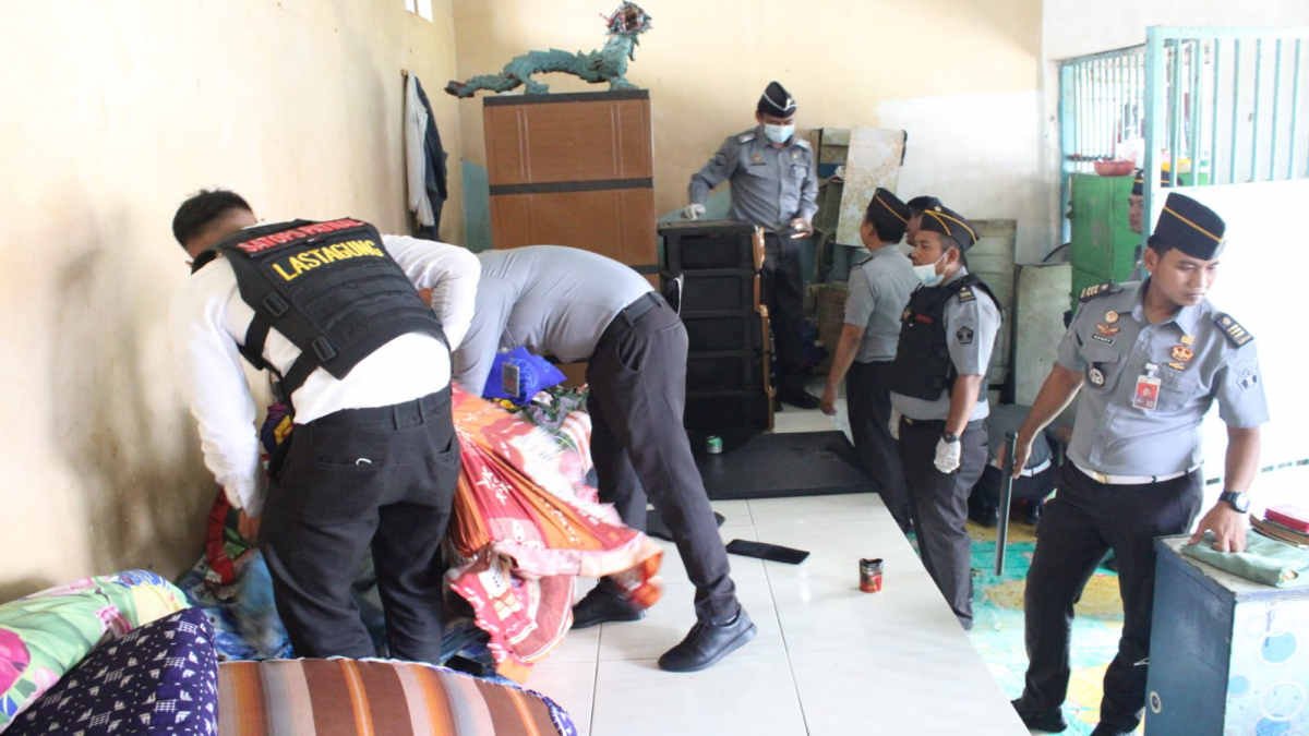 Proses penggeledahan kamar napi oleh jajaran petugas Lapaas Kelas IIB Kotaagung, pada Selasa 10 September 2024.