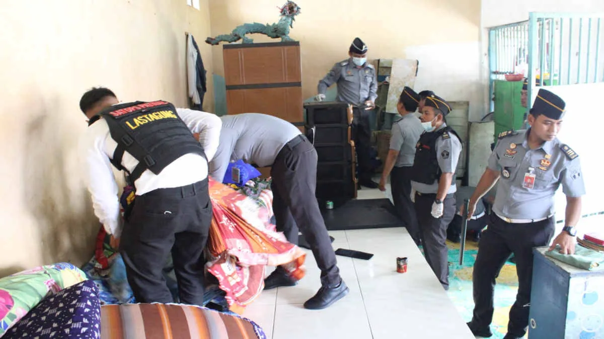 Proses penggeledahan kamar napi oleh jajaran petugas Lapaas Kelas IIB Kotaagung, pada Selasa 10 September 2024.