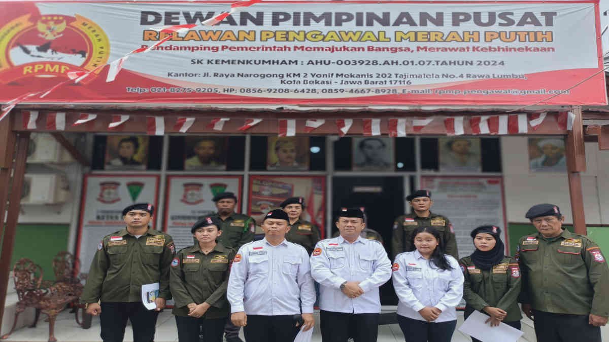 DPP Relawan Pengawal Merah Putih (RPMP) menggelar konfrensi pers mengecam prilaku Inteloransi diduga dilakukan oleh oknum ASN Eselon III di Pemko Bekasi, Selasa 24 September 2024 - foto WWN