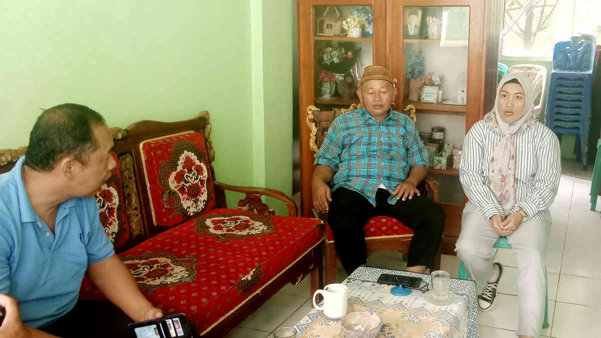 Foto: Diah, oknum guru SMP Erlangga Kotaagung didampingi kepala sekolahnya Agung Basori saat dikongirmasi wartawan di ruang kantor sekolah setempat, pada Sabtu 28 September 2024.