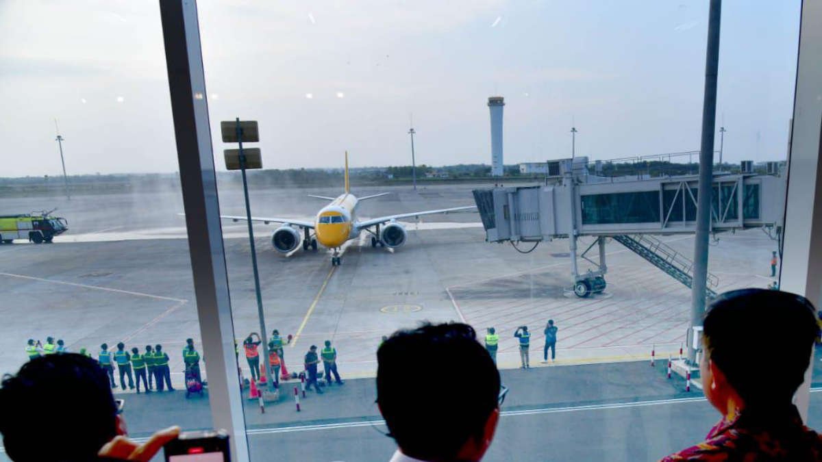 Foto: Scoot Airlines dengan nomor penerbangan TN 292 berangkat dari Changi Airport Singapura dan tiba di Bandara Kertajati Majalengka pukul 16.35 WIB.