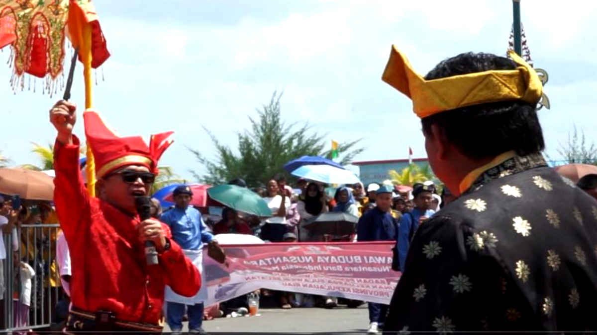 Ketua KKSS Kepri Ady Pawenari menghunus keris mengucapkan sumpah Setia Melayu Bugis di Hadapan Zuarian Kerajaan Riau Lingga pada acara Pawai Budaya, Tanjungpinang, Sabtu 31 Agustus 2024- foto ist