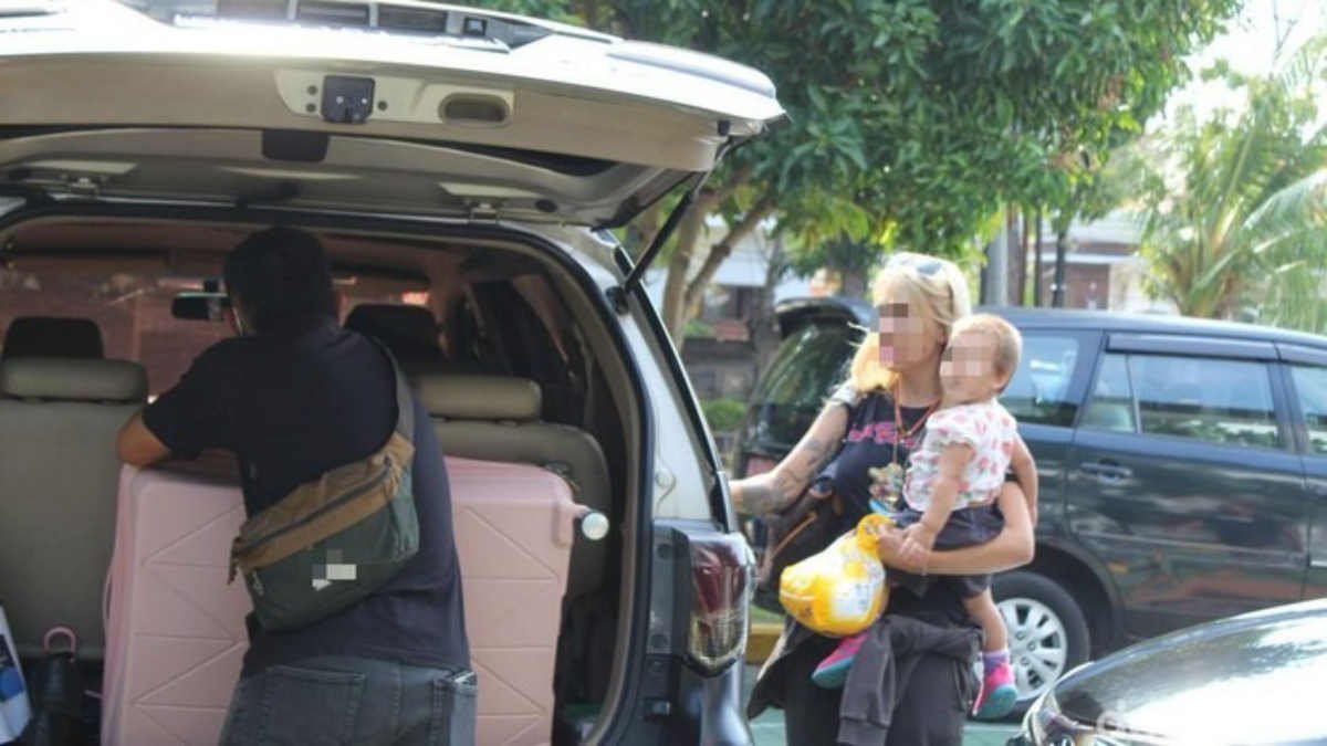 Foto: VR, Warga Negara Ukraina dideportasi petugas Kantor Imigrasi Kelas I TPI Denpasar, Minggu (22/9/2024) gegara membuat konten pornografi di vila Ubud. (Dok. Imigrasi Denpasar)