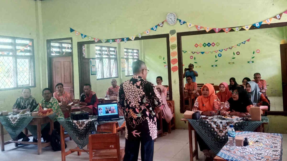 Foto: Sholihin, penilik sekolah selakku nara sumber sedang memberikan materi kepada peserta workshop di ruang kelas SDN 1 Kanoman, pada Jum'at 13 September 2024.