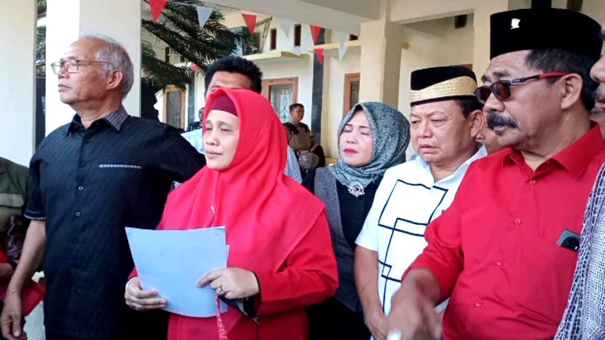 Bakal Calon Bupati Lampung Timur Dawam-Ketut Erawan bersama tim hukum usai keluar dari kantor Bawaslu, Jumat 6 September 2024