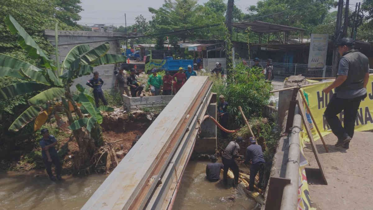 Hujan lebat yang turun Selasa 10 September 2024 memicu longsornya Kali Cakung dibawah Jembatan Legok, Jatimekar, Kecamatan Jatiasih, Kota Bekasi - foto Wawai News