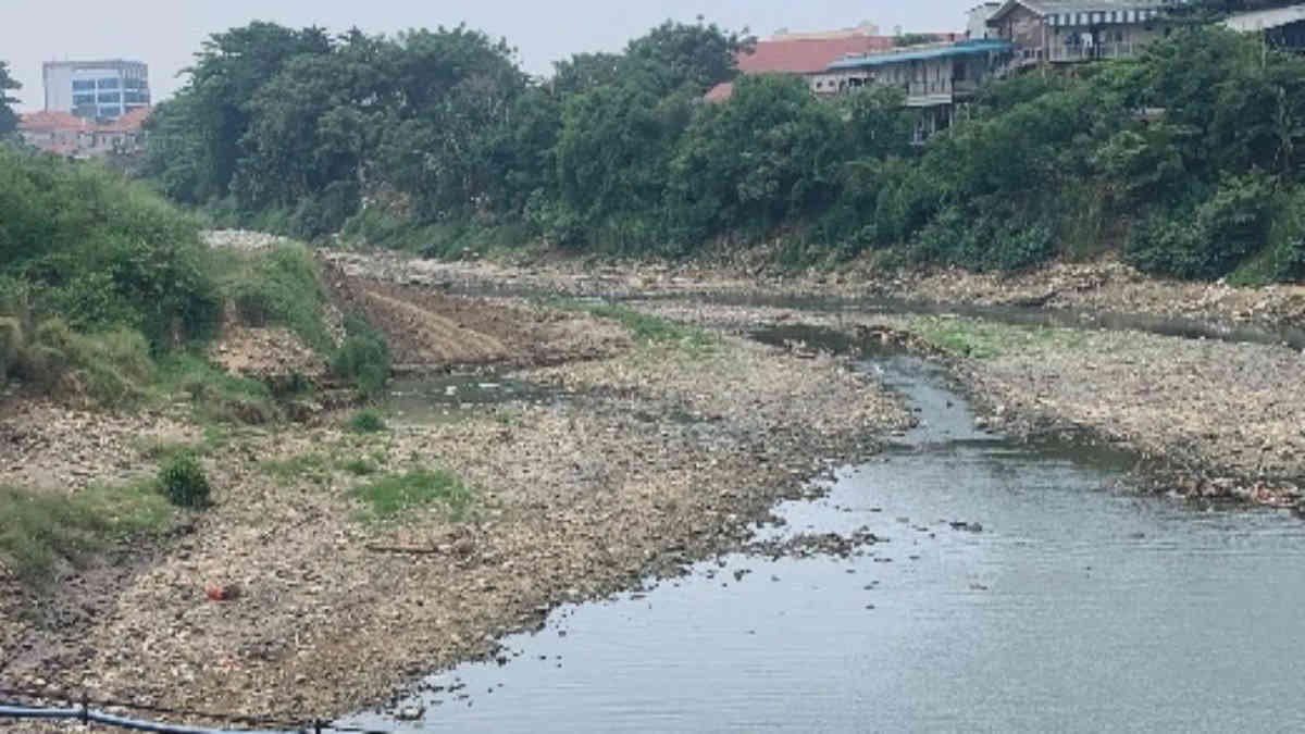 Kondisi Kali Bekasi, mulai menyusut dampak kemarau dan cuaca panas dalam beberapa pekan terakhir ini, foto disambil Senin 2 September 2024