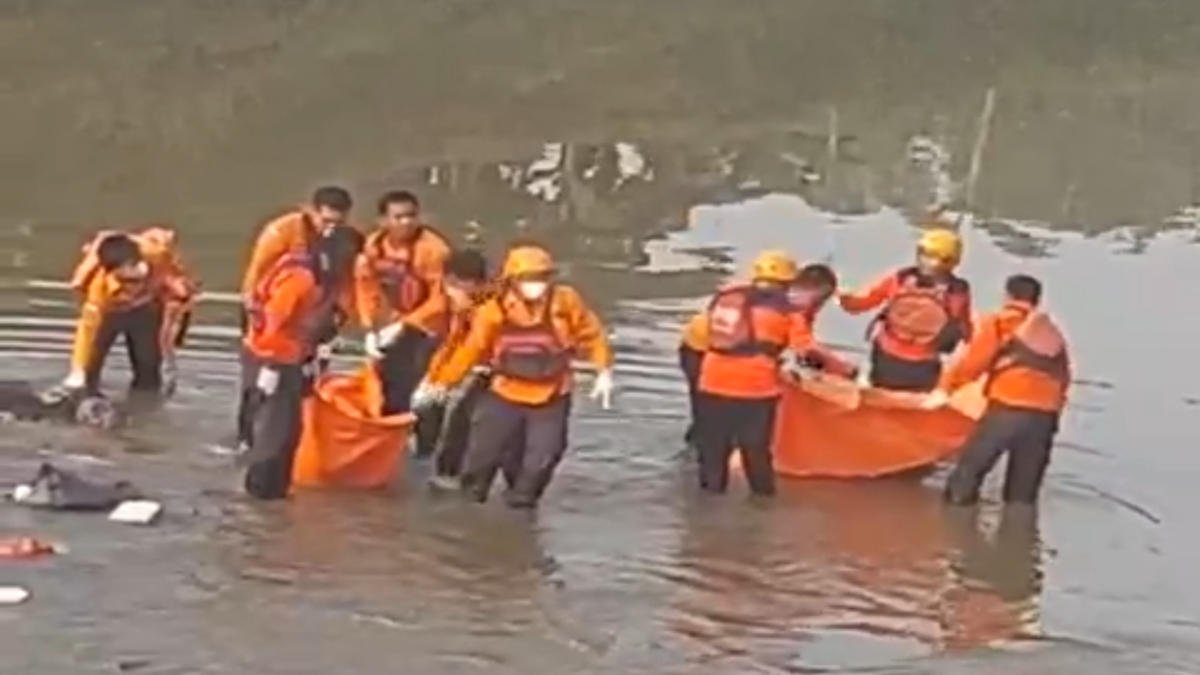 Foto: Tim Sar evakuasi korban tewas di kali bekasi, Minggu 22 September 2024