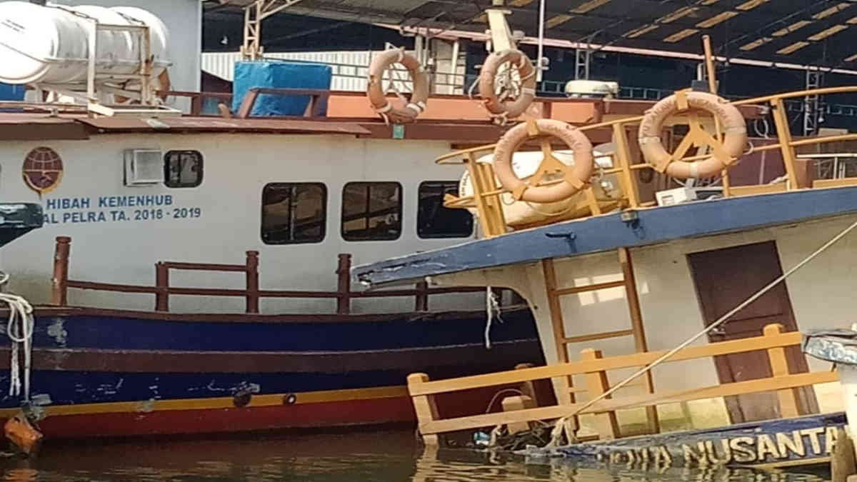 Penampakan kapal hibah dari Kemenhub yang terbengkalai, satu kapal terlihat tenggelam pada bagian belakangnya mulai tenggelam kondisi pun mengkhawatirkan.
