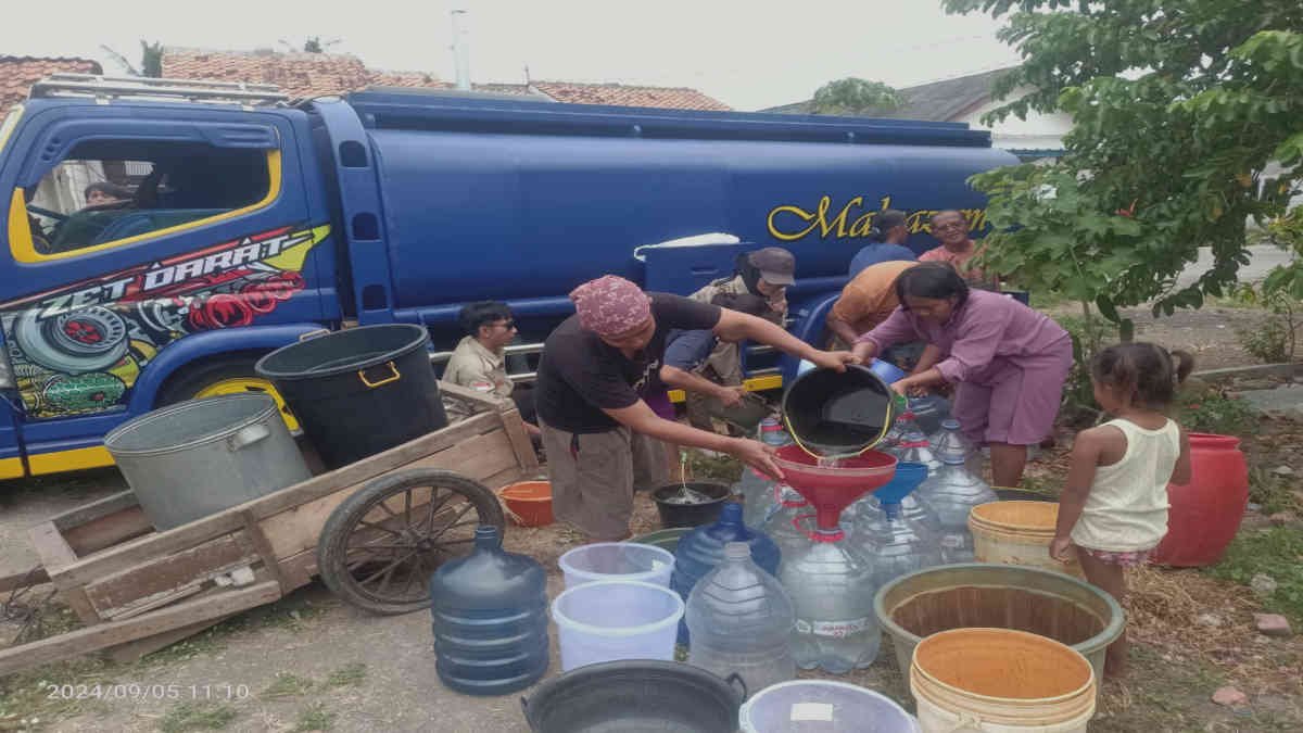 Warga antusias saat mendapatkan pendistribusian air bersiah yang dibantu relawan KPA Ranting, di Kampung Kedung Ringin, pada Kamis 5 September 2024- foto ist